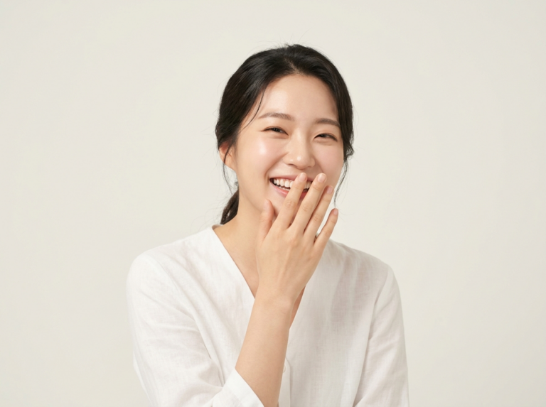 웃을 때 입 가리는 어색함(치아 신경)